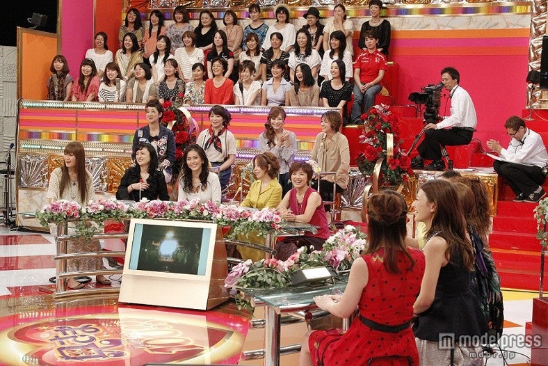 バラエティ特番「奥さま100!!」に出演する奥さまたち／画像提供：関西テレビ