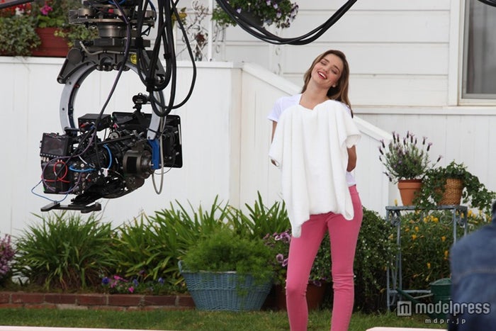 ミランダ カーのキュートな主婦姿にうっとり モデルプレス