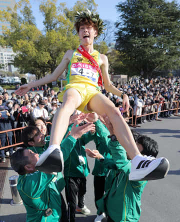 悲願初Vの宮城・斎監督「感無量」1区区間新・鈴木大翔ら仙台育英勢が躍動 中学生も奮闘「今年走った中学生は東日本大震災の年に生まれた子たち。県民の皆さんにお見せできたことをうれしく思う」