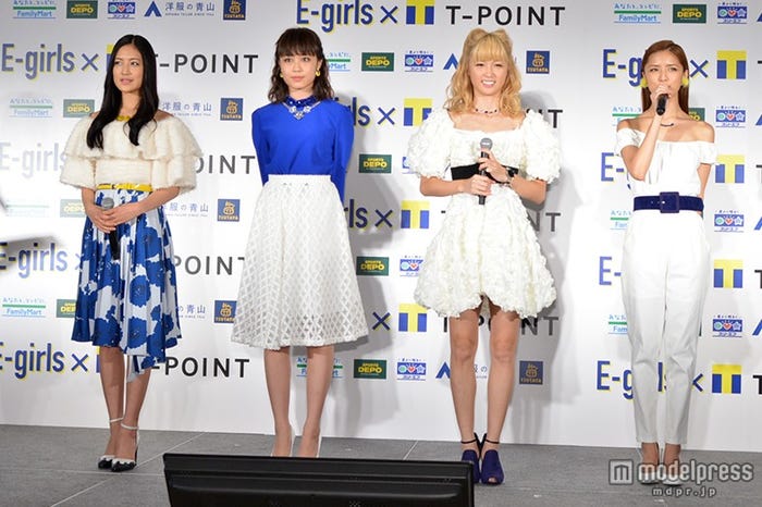 E-girls(左より:藤井夏恋、鷲尾伶菜、Ami、藤井萩花)