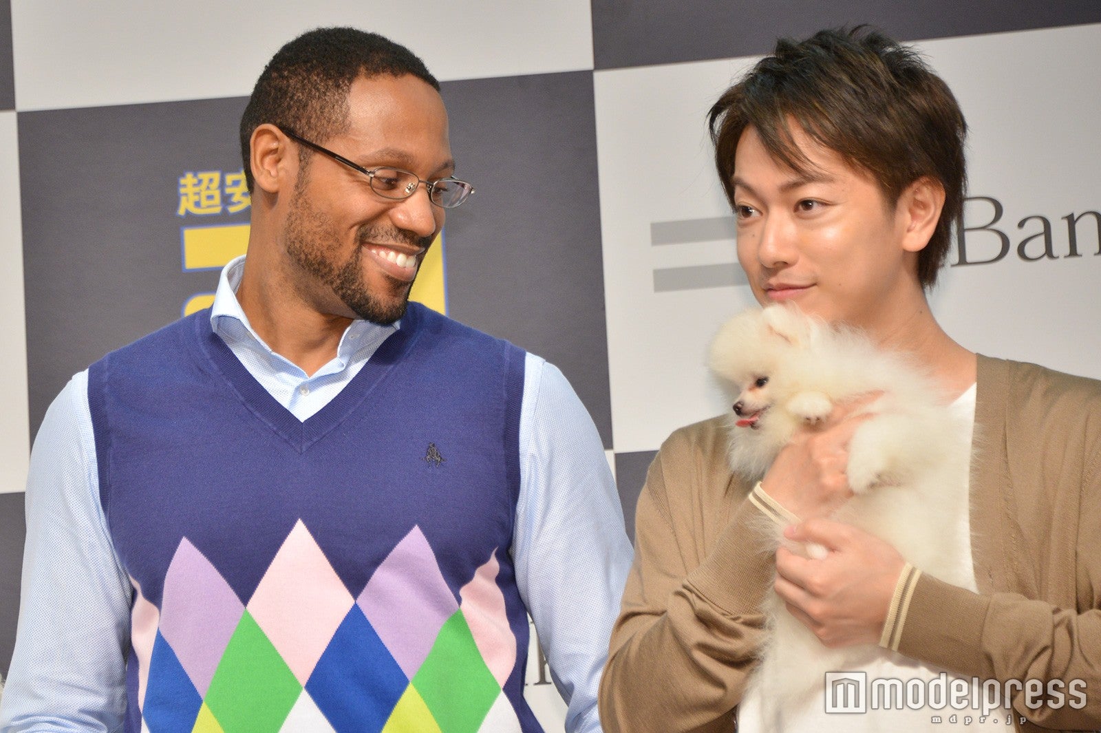 佐藤健 動物 にもん絶する女子続出 猫の次はふわふわ ギガちゃん を抱っこ モデルプレス