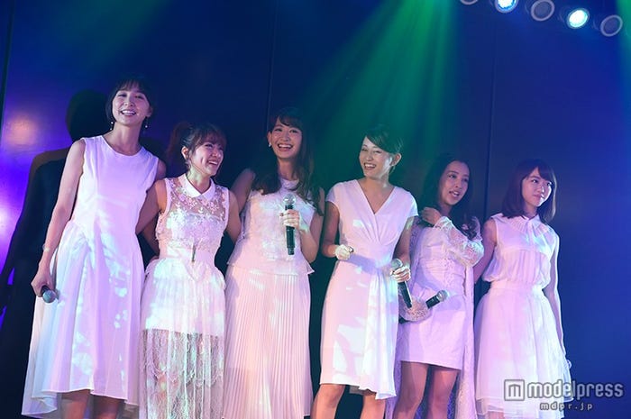 (左から)篠田麻里子、高橋みなみ、小嶋陽菜、前田敦子、板野友美、峯岸みなみ(C)AKS