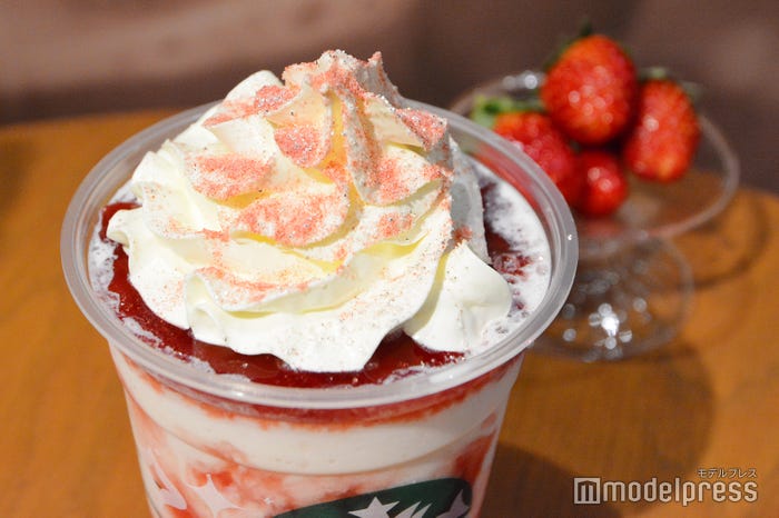 ほんのり黄色いメリークリーム※写真はストロベリー メリークリーム フラペチーノのもの(C)モデルプレス