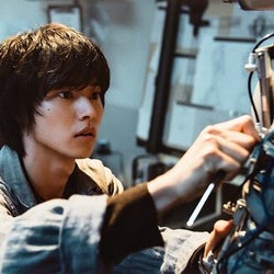 山崎賢人主演 SF純愛ラブストーリー「夏への扉―」LiSA主題歌で彩る新予告映像解禁!物語の核心に迫る