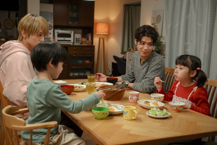 猪俣周杜、松島聡「パパと親父のウチご飯」4話(C)テレビ朝日