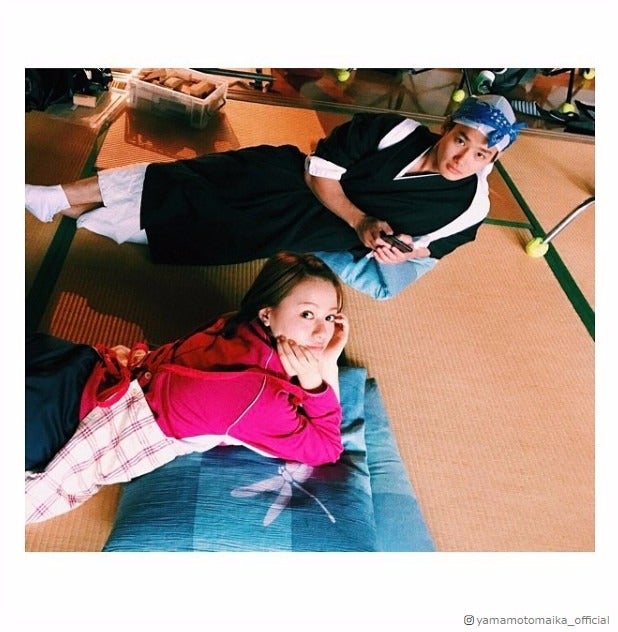 山本舞香＆野村周平の“ごろごろ”オフショットに「予想外すぎてびっくり」