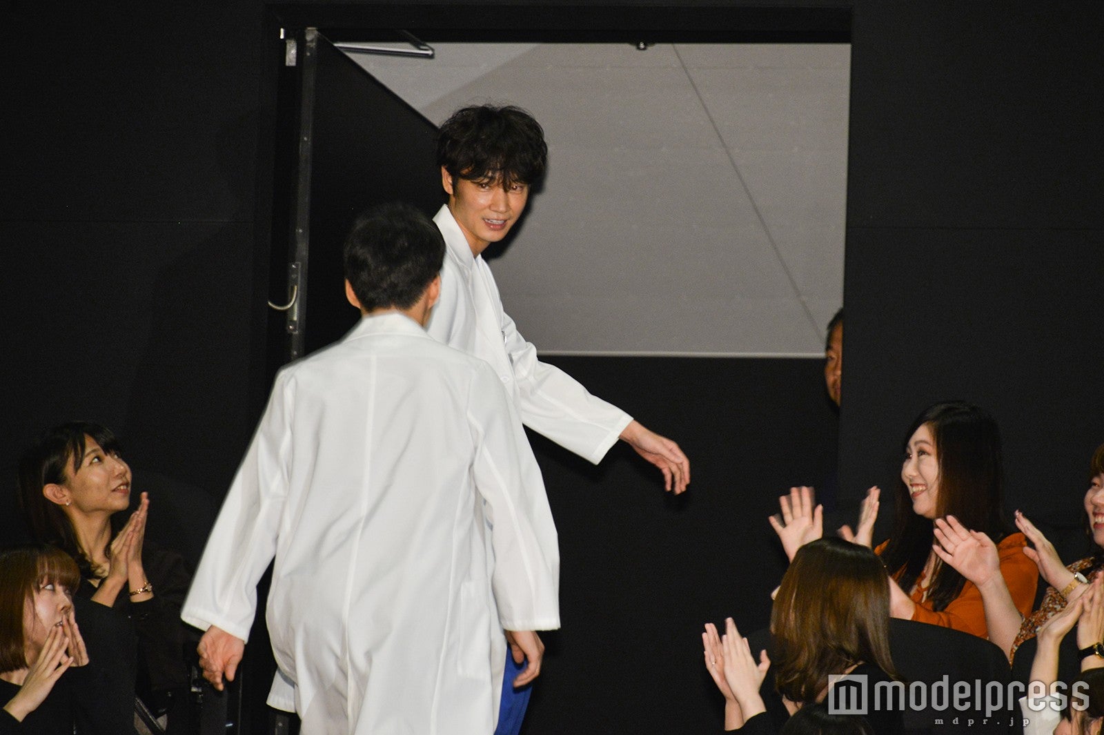 綾野剛、退場（C）モデルプレス