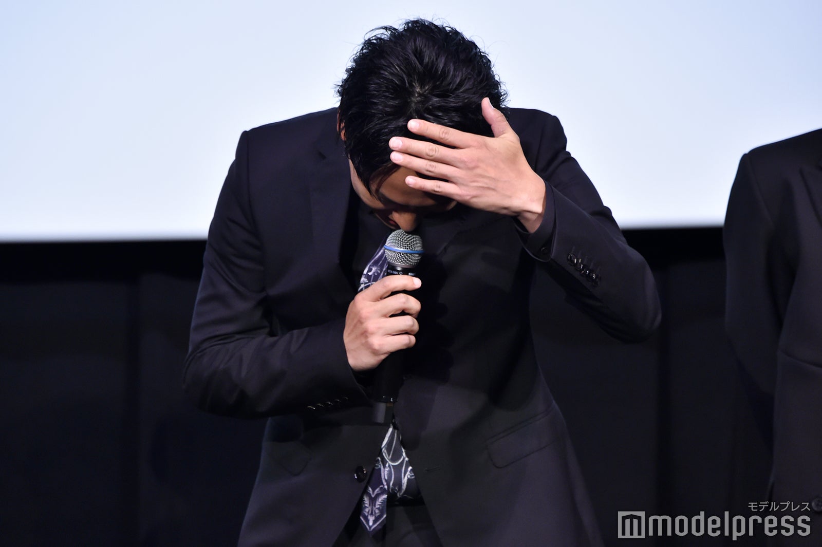 撮影中「プールに飛び込んで、たんこぶができた」とジェスチャー付きで説明する山下健二郎 （C）モデルプレス