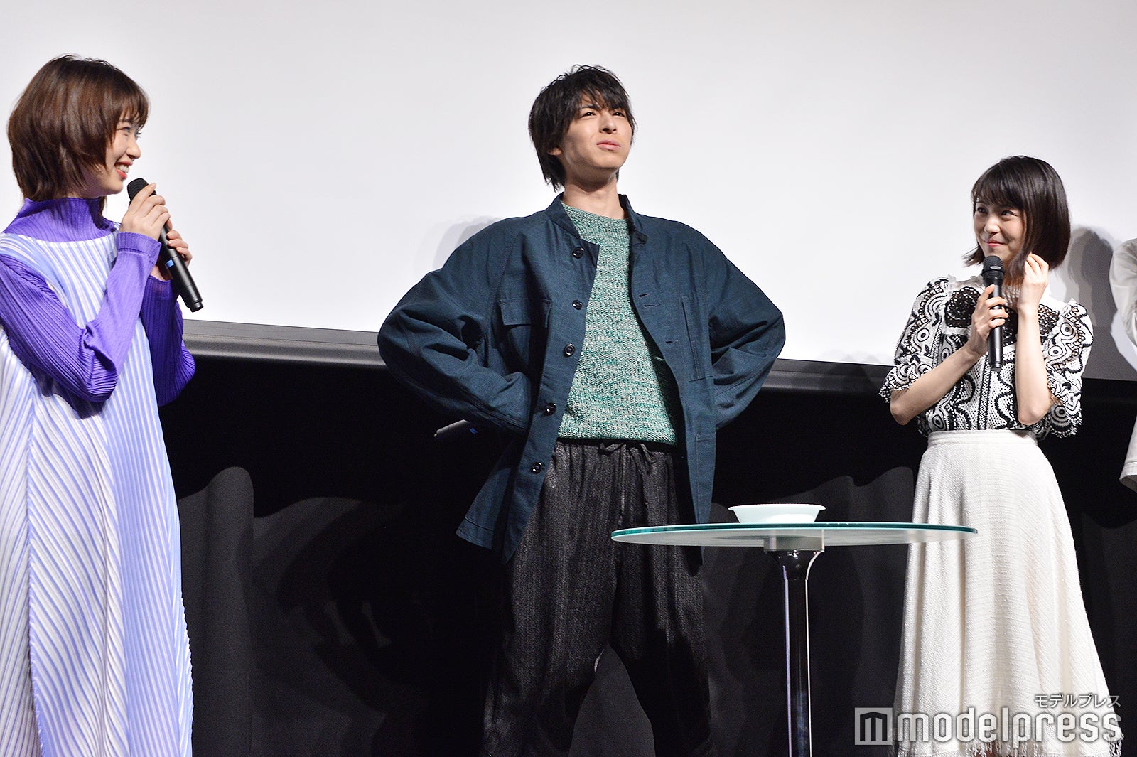 罰ゲームを受けなぜか仁王立ちする高杉真宙（中央）を見て笑う森川葵（左）と浜辺美波（右）／（C）モデルプレス