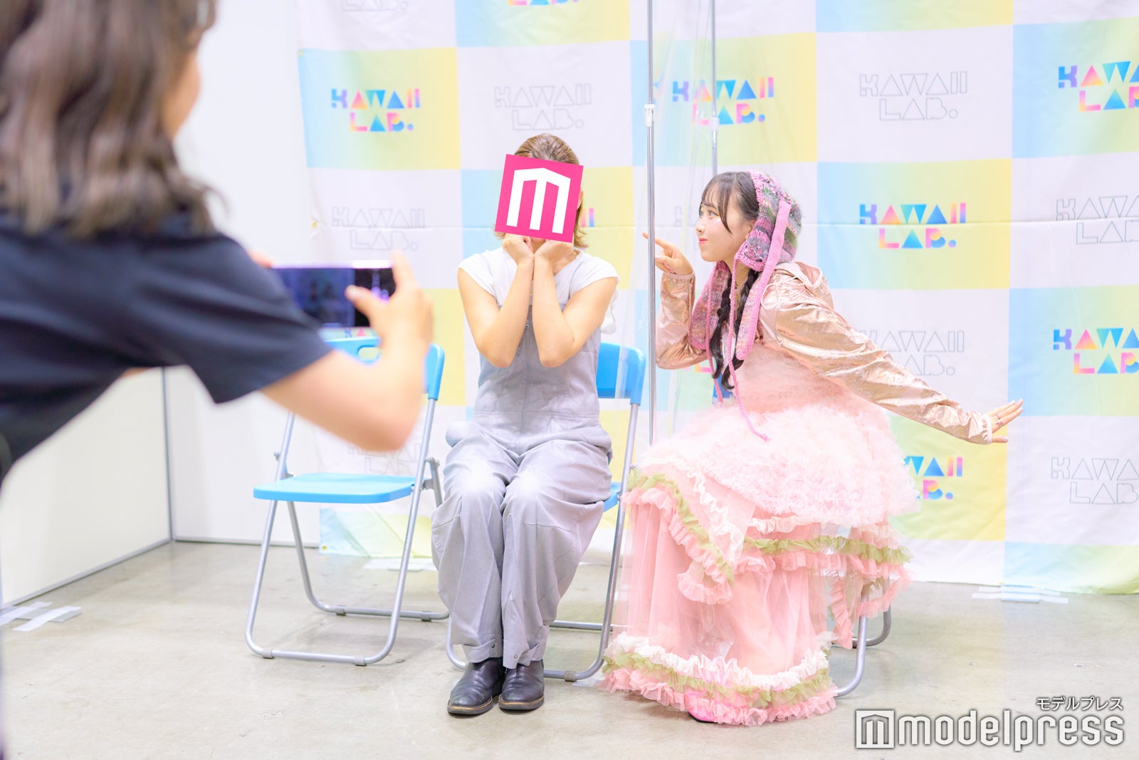 まずは2ショットを撮影（C）モデルプレス