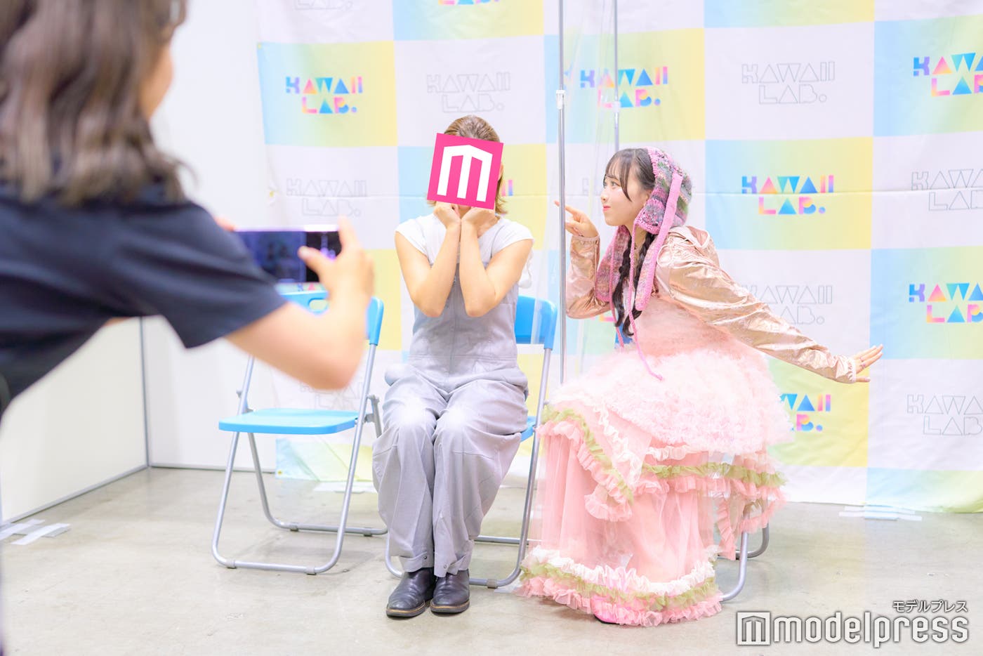 まずは2ショットを撮影(C)モデルプレス