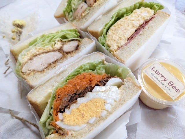 並ぶ4種のサンドイッチ