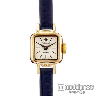 小ぶりなフェイスと光沢のあるネイビーカラーの革ベルトがワンランク上の手元を演出