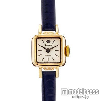 小ぶりなフェイスと光沢のあるネイビーカラーの革ベルトがワンランク上の手元を演出