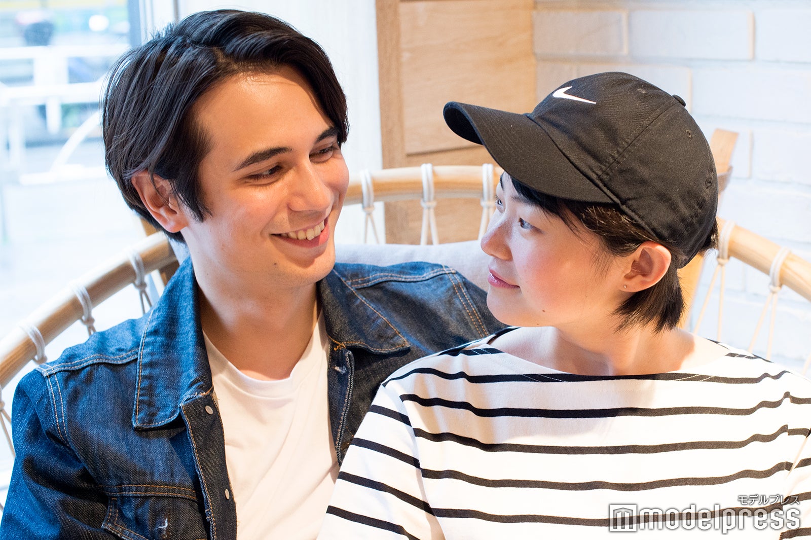 岡本至恩、佐藤つば冴（C）モデルプレス