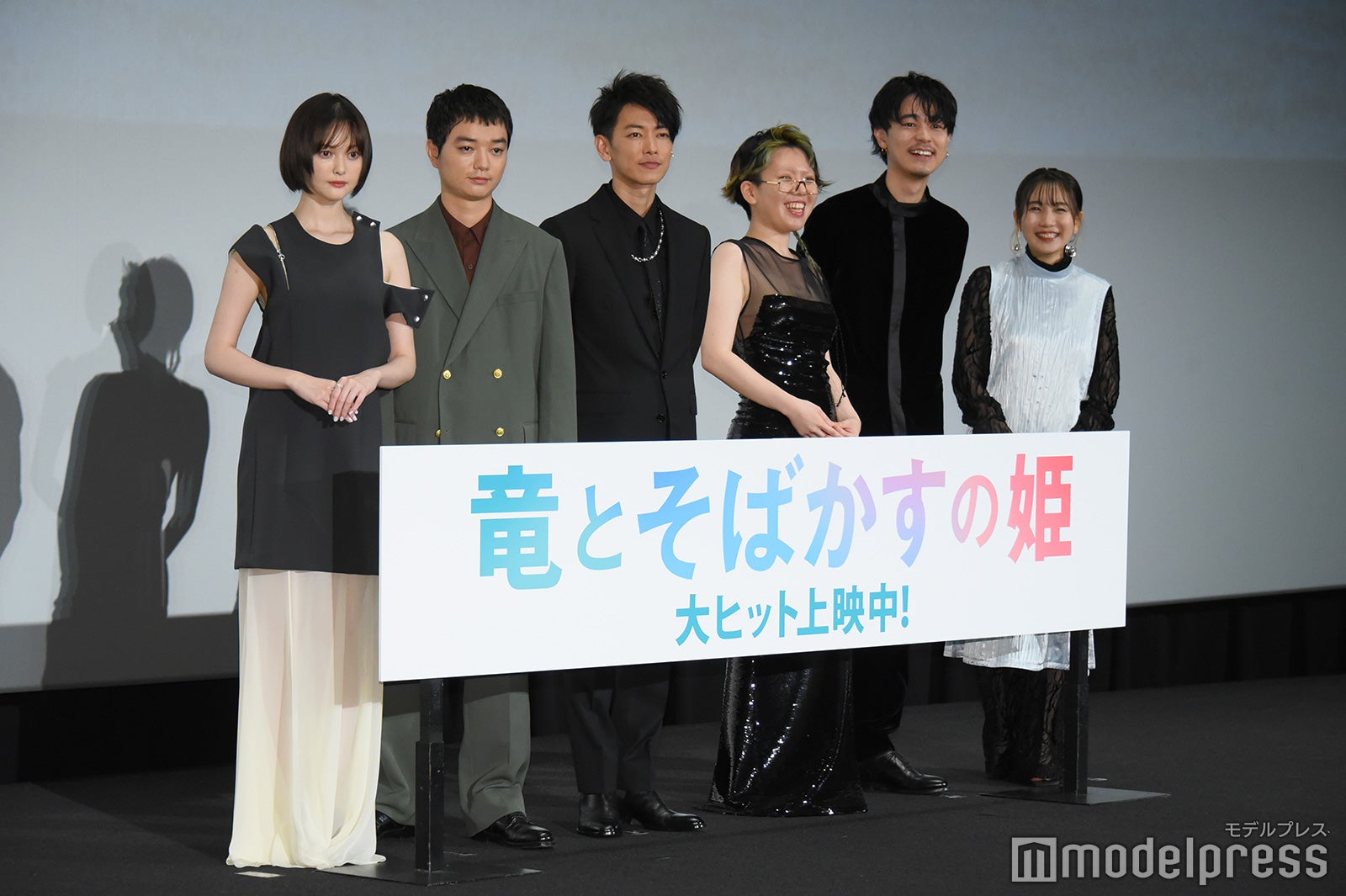 （左から）玉城ティナ、染谷将太、佐藤健、中村佳穂、成田凌、幾田りら（C）モデルプレス