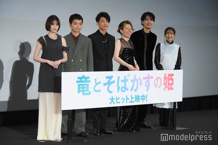 (左から)玉城ティナ、染谷将太、佐藤健、中村佳穂、成田凌、幾田りら(C)モデルプレス