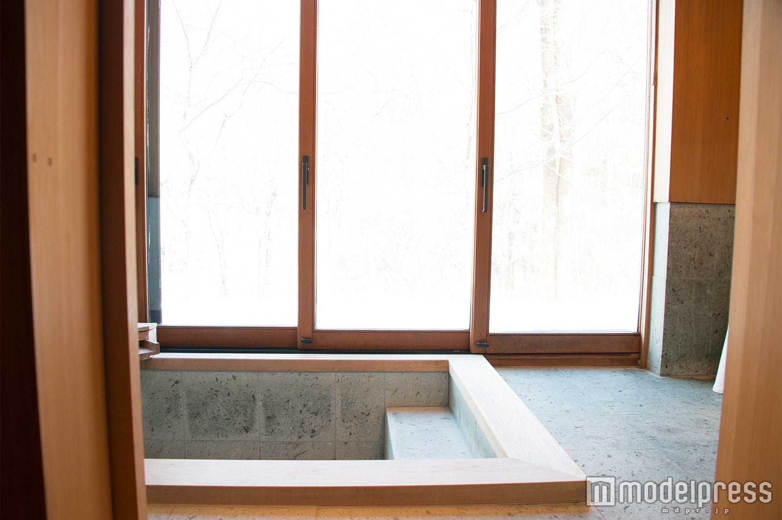 景色が最高な檜風呂（C）モデルプレス