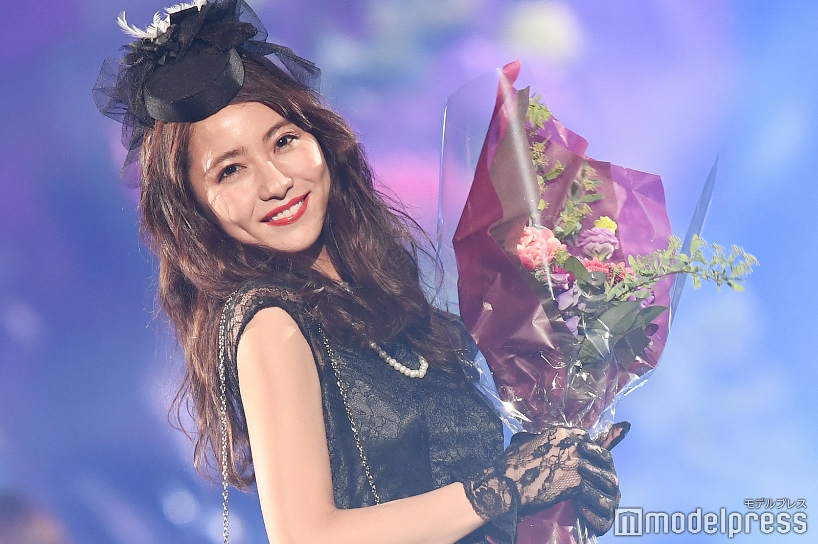 石川恋、黒ドレスでスラリ美脚を披露 可憐なオーラで魅了＜神コレ2019S／S＞