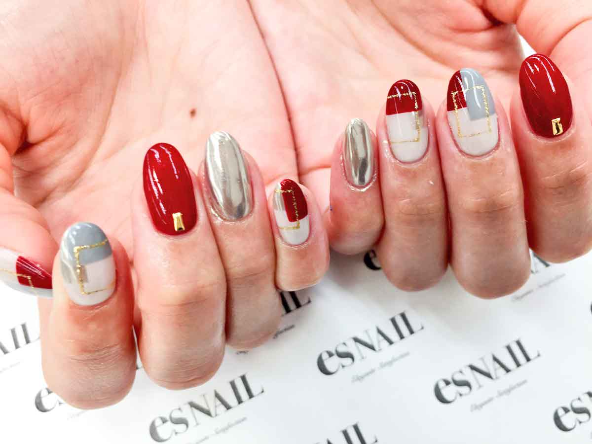 ミラーネイルでアクセントを／画像提供：esNAIL