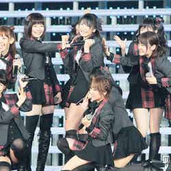 「AKB48 2013 真夏のドームツアー～まだまだ、やらなきゃいけないことがある～」京セラドーム公演を行ったAKB48／横山由依（中央）初センター曲披露（C）AKS