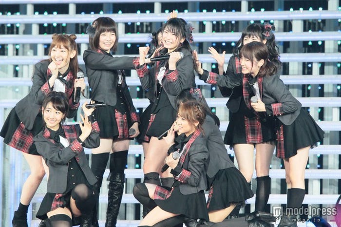「AKB48 2013 真夏のドームツアー~まだまだ、やらなきゃいけないことがある~」京セラドーム公演を行ったAKB48/横山由依(中央)初センター曲披露(C)AKS