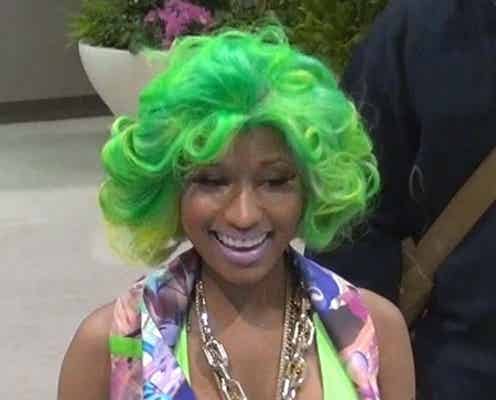 ニッキー・ミナージュ、ガガ顔負けのド派手ファッションで成田空港到着