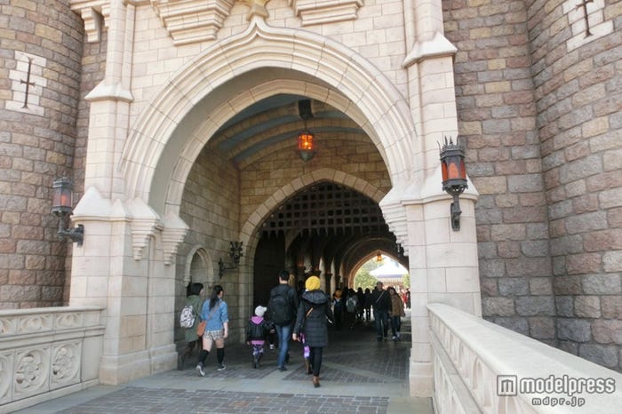 シンデレラ城をくぐり抜ける