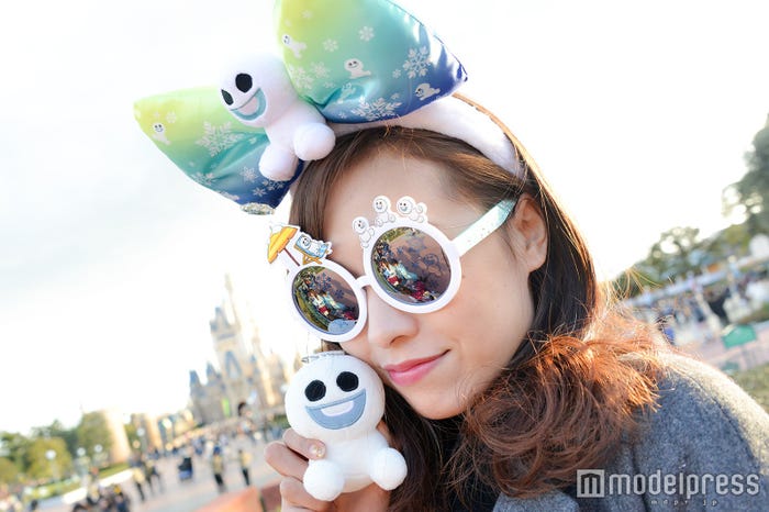 ぬいぐるみバッジ¥900、ファッション用グラス¥2000、カチューシャ¥1800/モデル:山本沙樹(C)モデルプレス