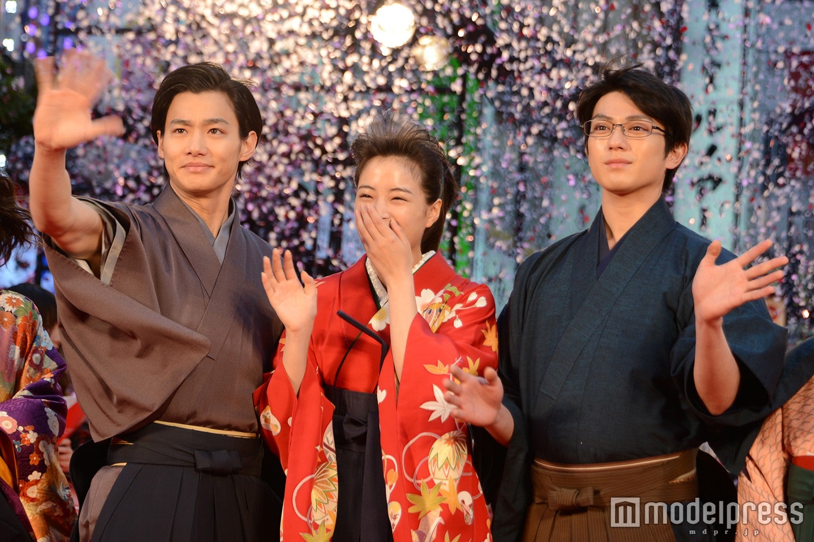 （左から）野村周平、広瀬すず、真剣佑（C）モデルプレス