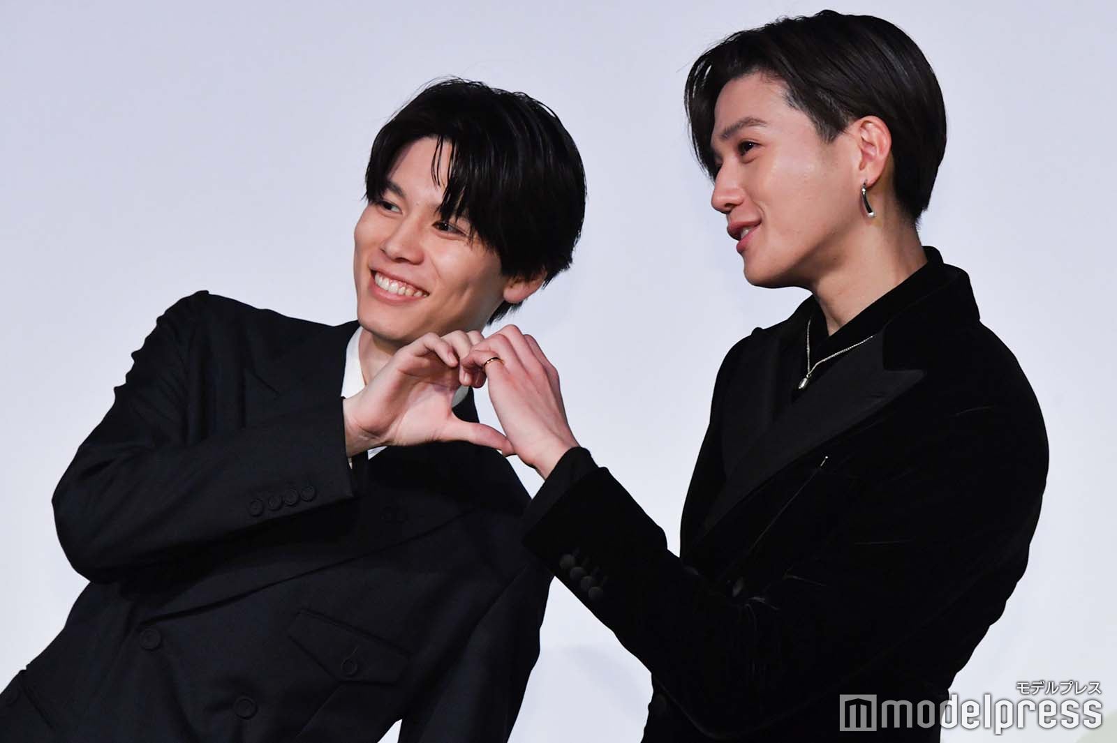 記者のリクエストに応えてハートを作る萩原利久、八木勇征（C）モデルプレス