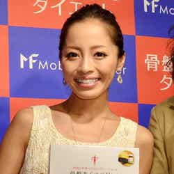 「骨盤巻くつぼダイエット」発売イベントを開催した小森純