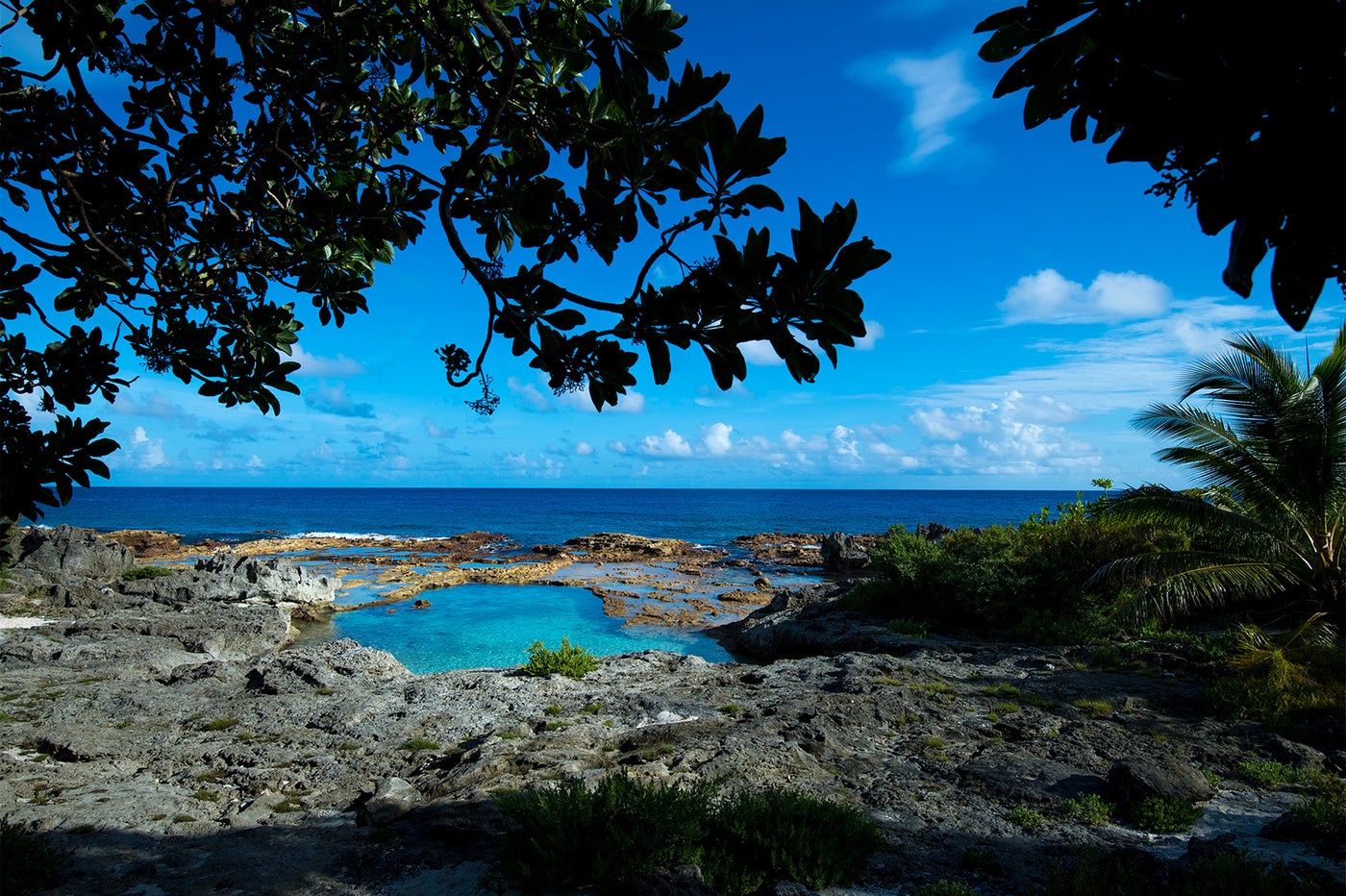 岩礁のワイルドな景観も魅力のスイミングホール （C）マリアナ政府観光局／MVA