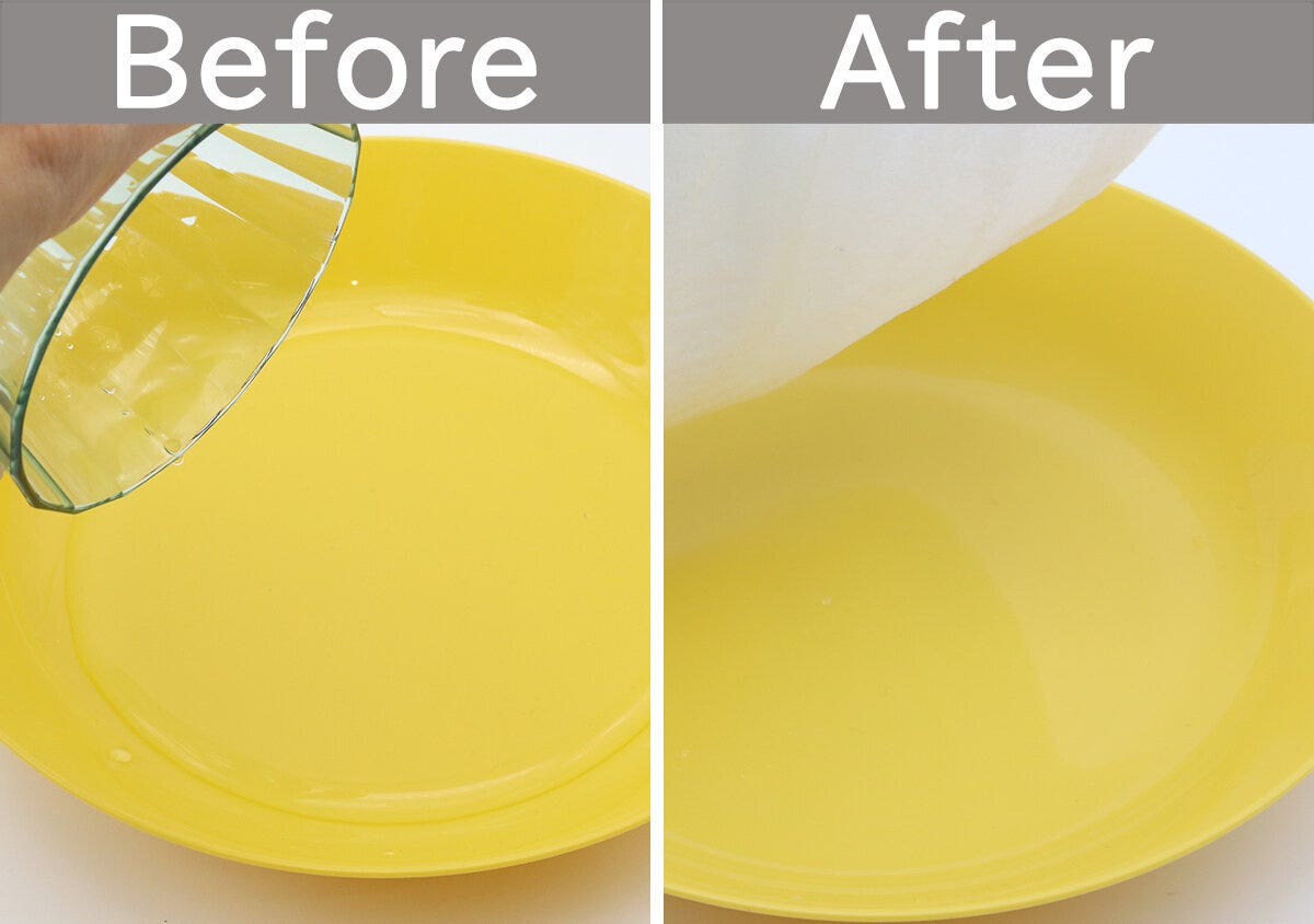 ダイソーの災害対策用吸水シートでバケツの水を吸う