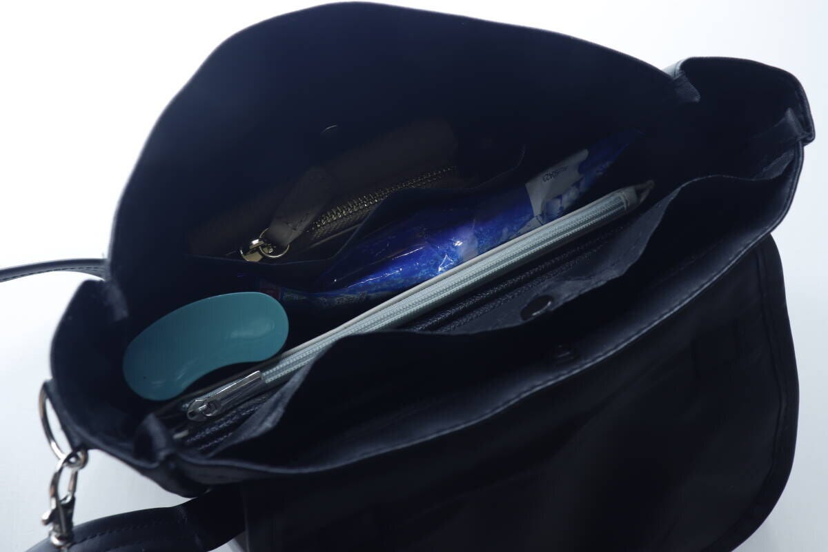 黒いバッグの中にミニ財布やサングラスなど小物が収納されている