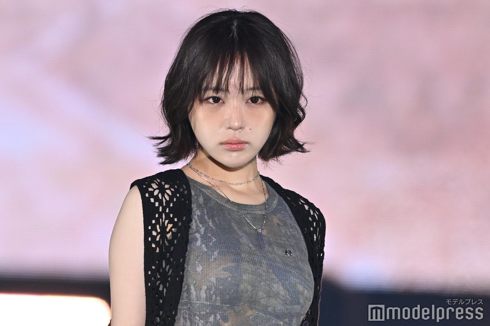 なえなの、大胆へそ出しコーデで雰囲気ガラリ【GirlsAward 2025SS】