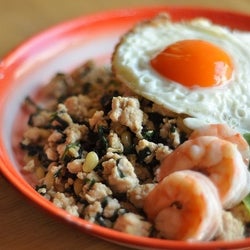 ニラとナンプラーがあとを引く「鶏ひき肉とニラのタイ風ライス」