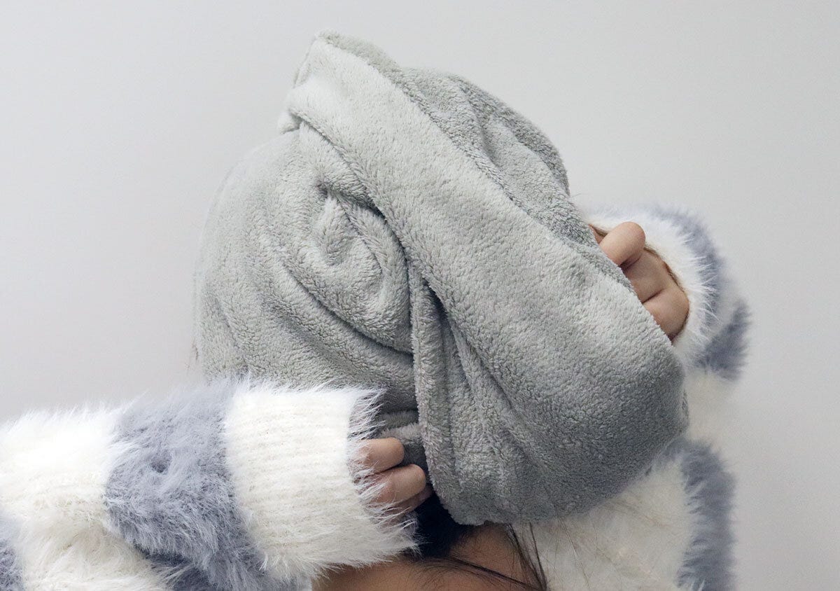 ダイソーのヘアターバンロング（グレー）で髪をまとめる