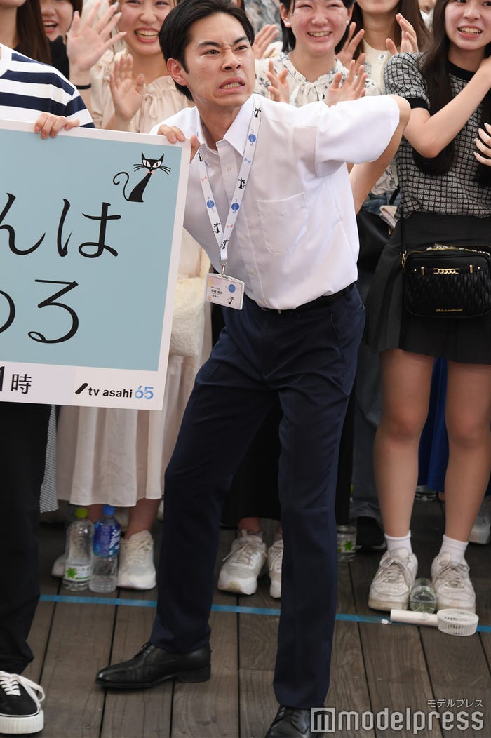 腰をいたわる戸塚純貴(C)モデルプレス