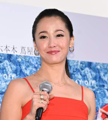 沢尻エリカ スリットまぶしい真っ赤なドレスで魅了！後ろ姿も美しい… 20年ぶり写真集に「すっぴん出すのは抵抗ない」