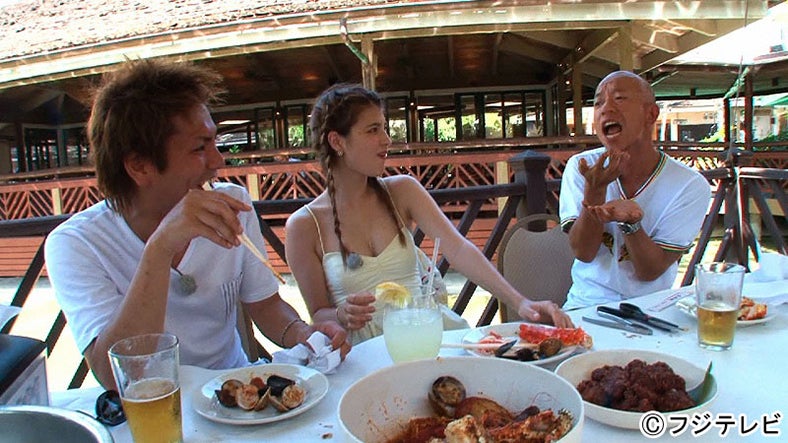 ハワイの食事を堪能（左から）狩野英孝、マギー、小峠英二／画像提供：フジテレビ