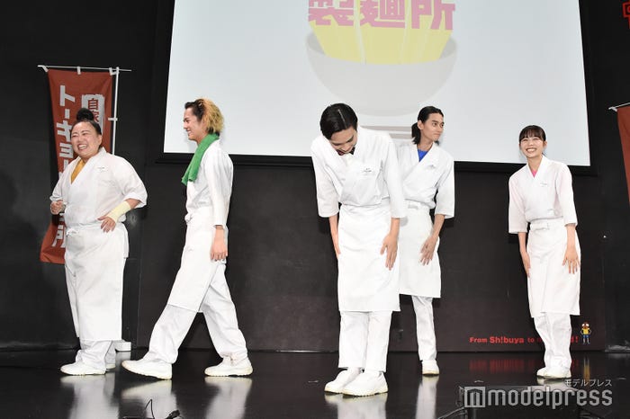 去り際にペコりと一礼する律儀な吉野北人 (C)モデルプレス