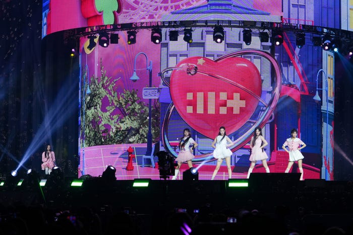 ILLIT「Weverse Con」(C)2024 Weverse Con Festival