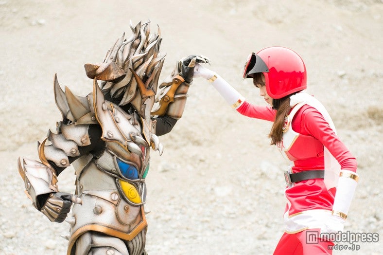 細腕でメタルゴードンと闘う女子ーズレッド（C）2014「女子ーズ」製作委員会
 