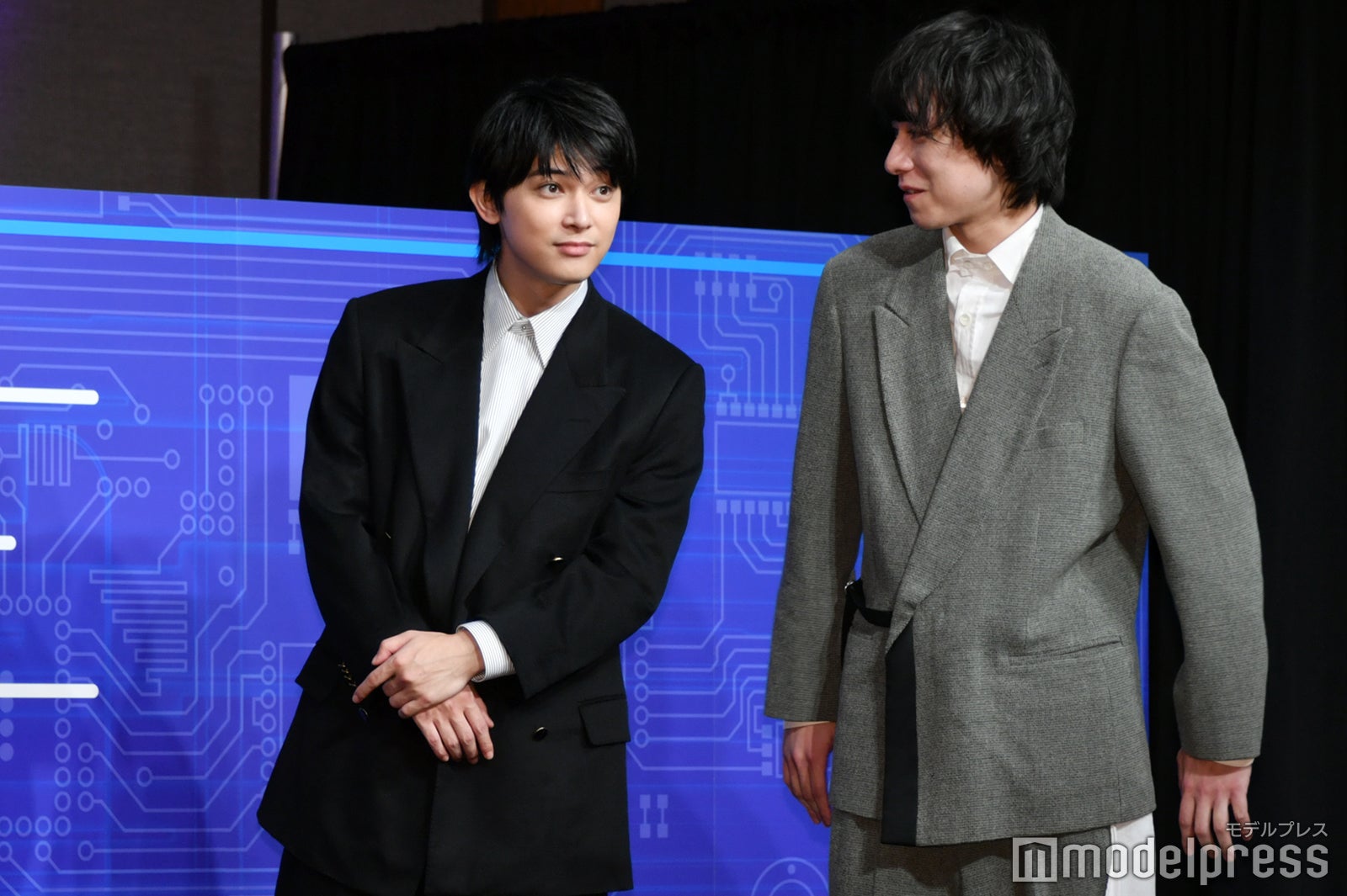 談笑する吉沢亮、落合モトキ（C）モデルプレス