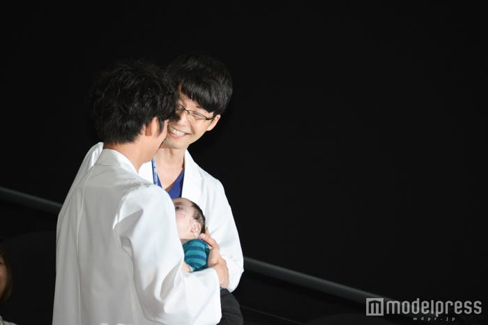 綾野剛 星野源 終了後の会場で 共演の赤ちゃん に神対応 穏やかなムード漂う モデルプレス 綾野剛 星野源 終了後の会場で 共演の赤ちゃん に神対応 穏やかなムード漂う モデルプレス