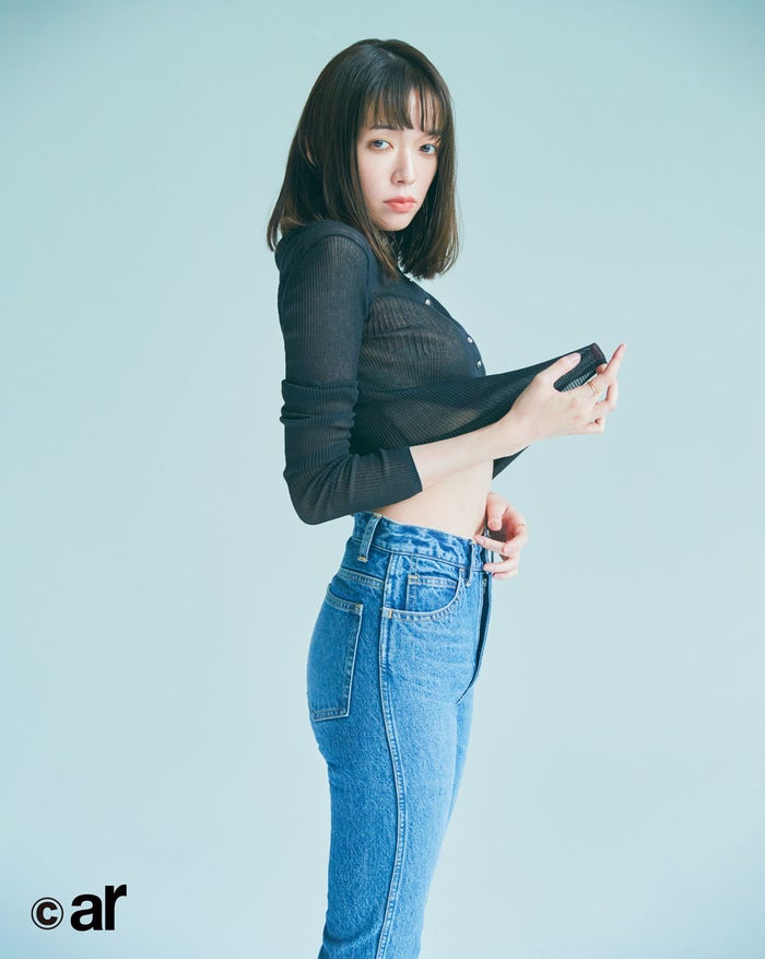 佐藤栞里 キャミワンピ姿で胸元チラリ レギュラーモデル9年目で Ar 初表紙抜擢 モデルプレス