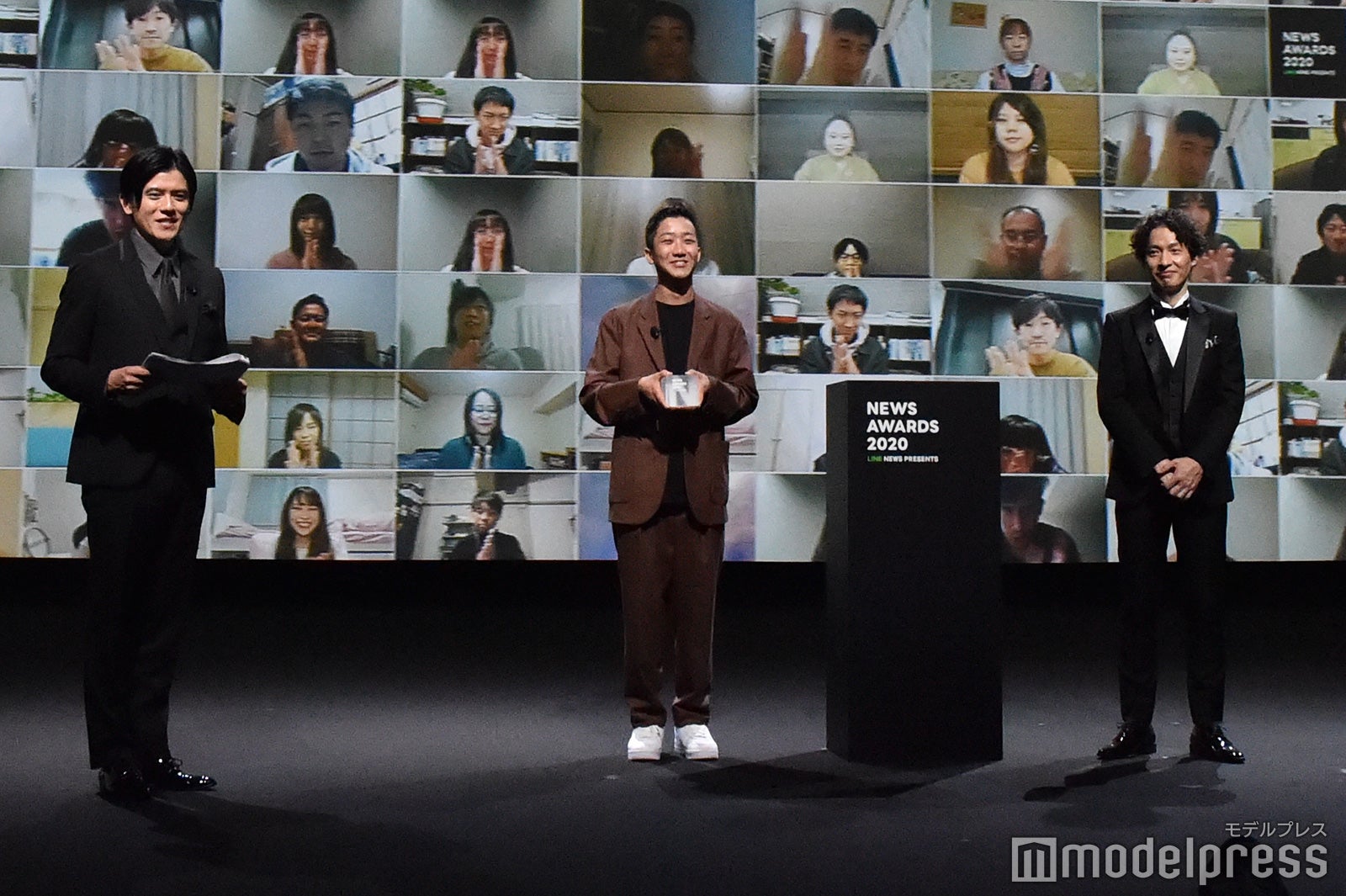 （中央）瑛人 （C）モデルプレス