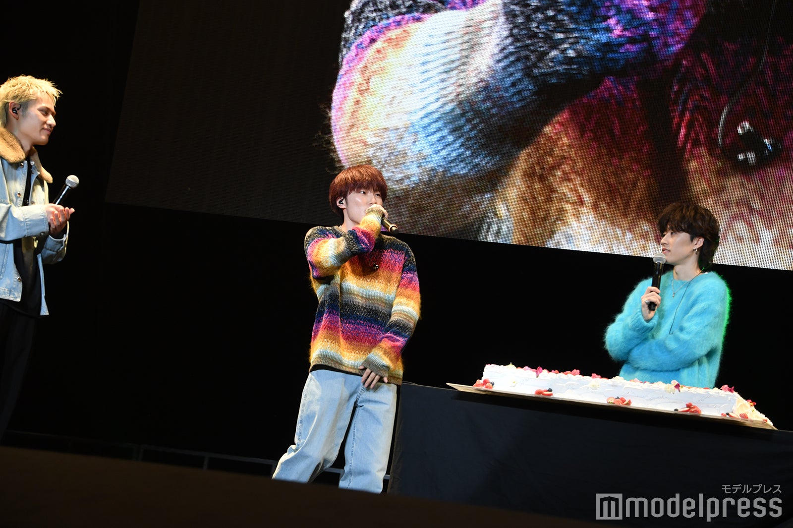 ゆうたに即興誕生日ラップを贈るあむぎり （C）モデルプレス