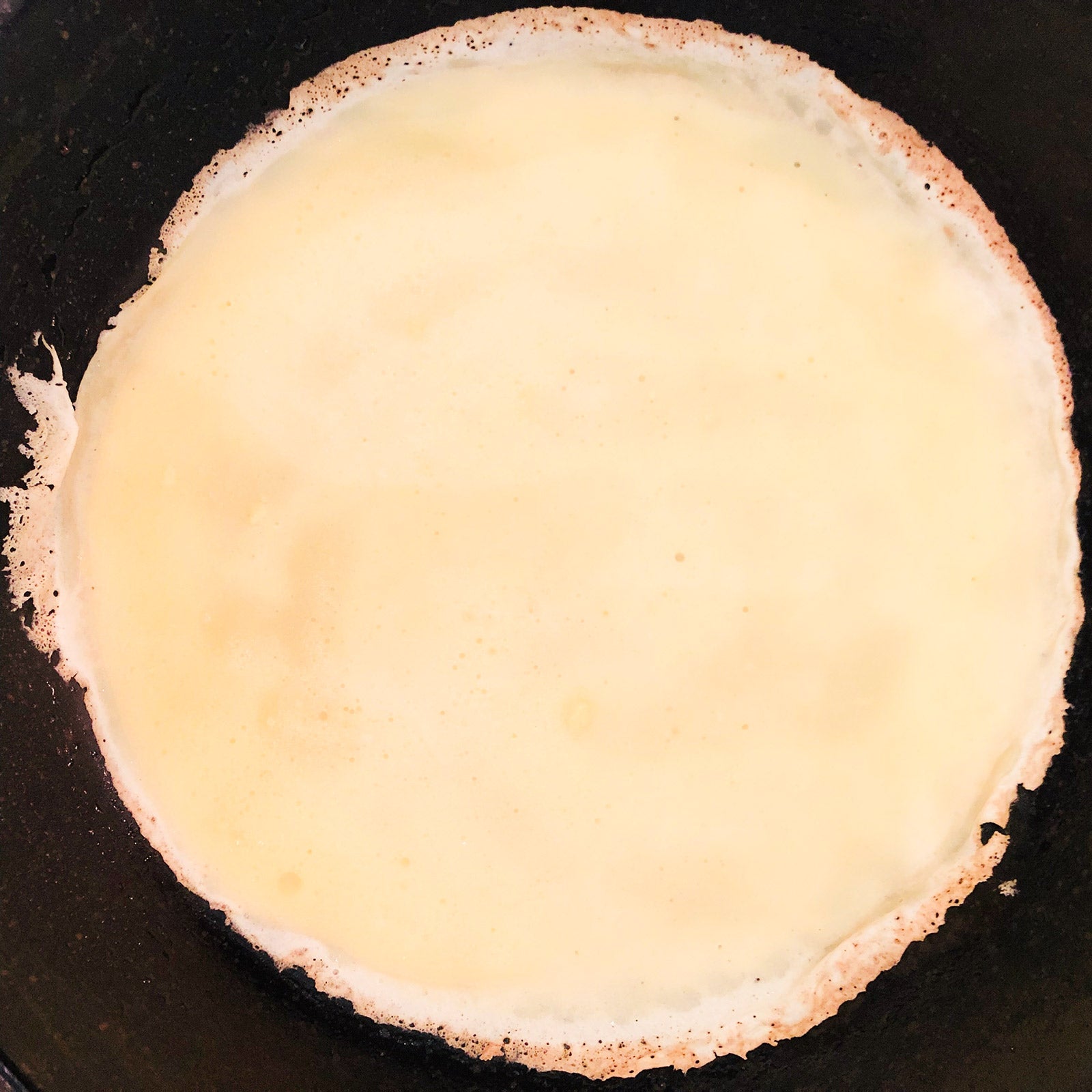 手順2：バターを熱したフライパンで生地を焼く／画像提供：柏原歩